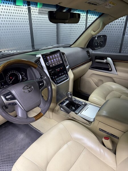 Toyota Land Cruiser 200